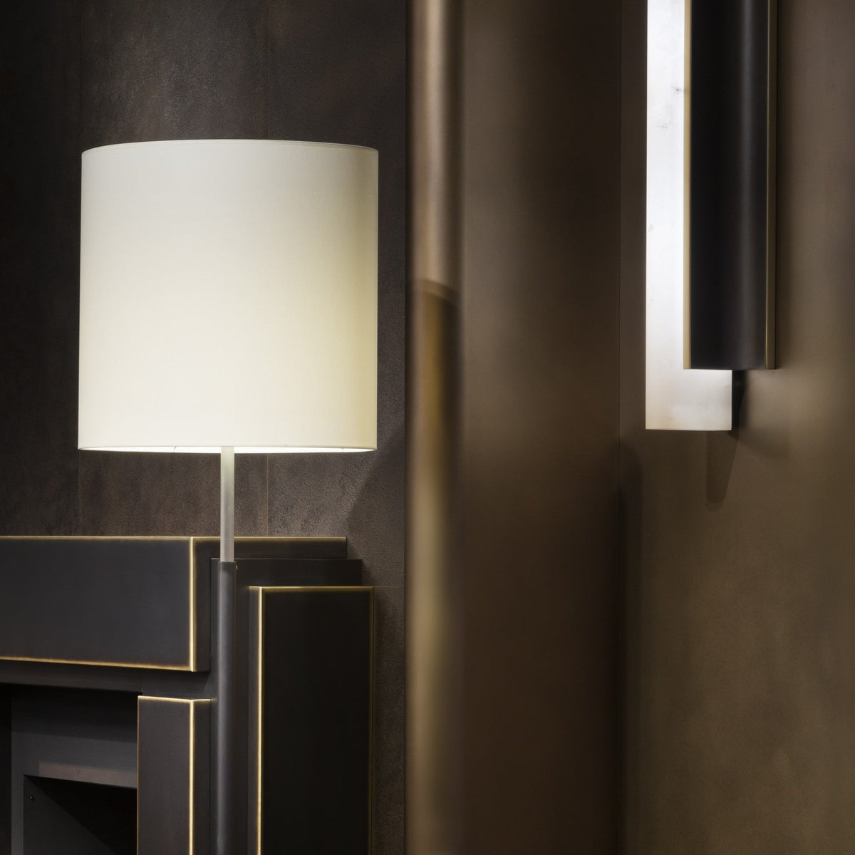 timide-alabaster-wall-lamp