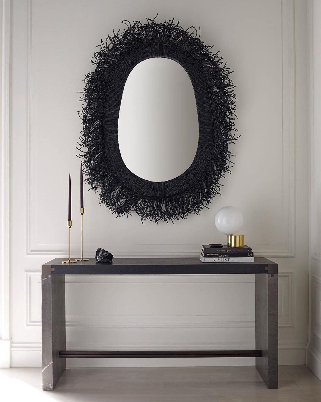 Tip Of The Tongue Table Lamp