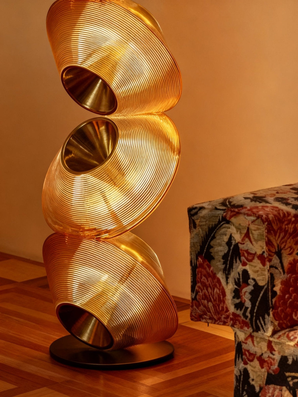 Tol Floor Lamp — Sculptural Gold Resin Totem, Modern LED Floor Light