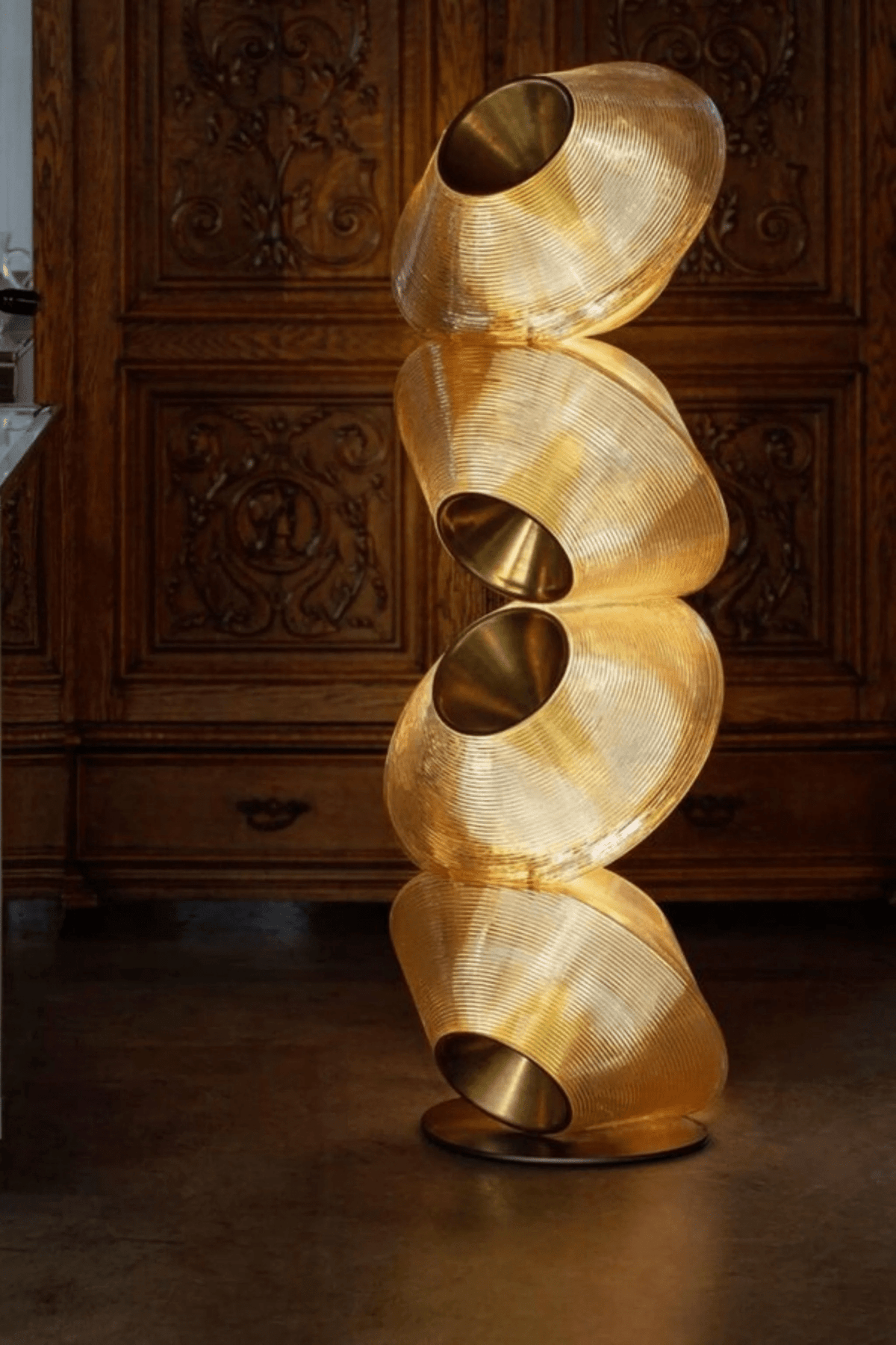Tol Floor Lamp — Sculptural Gold Resin Totem, Modern LED Floor Light
