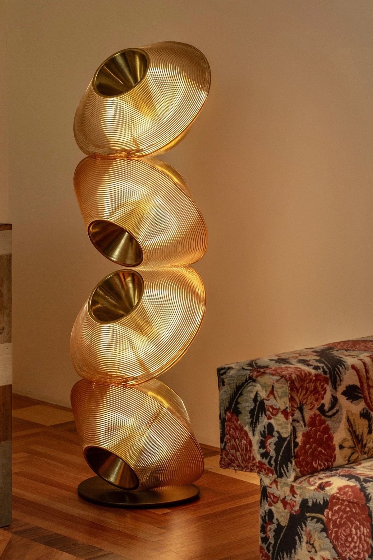 Tol Floor Lamp — Sculptural Gold Resin Totem, Modern LED Floor Light