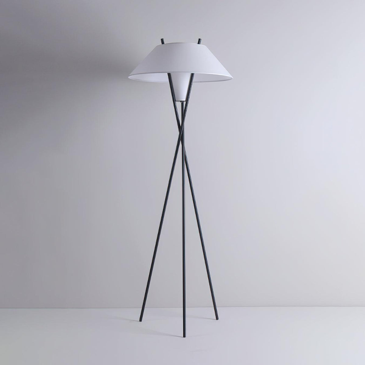 tripod-cap-floor-lamp