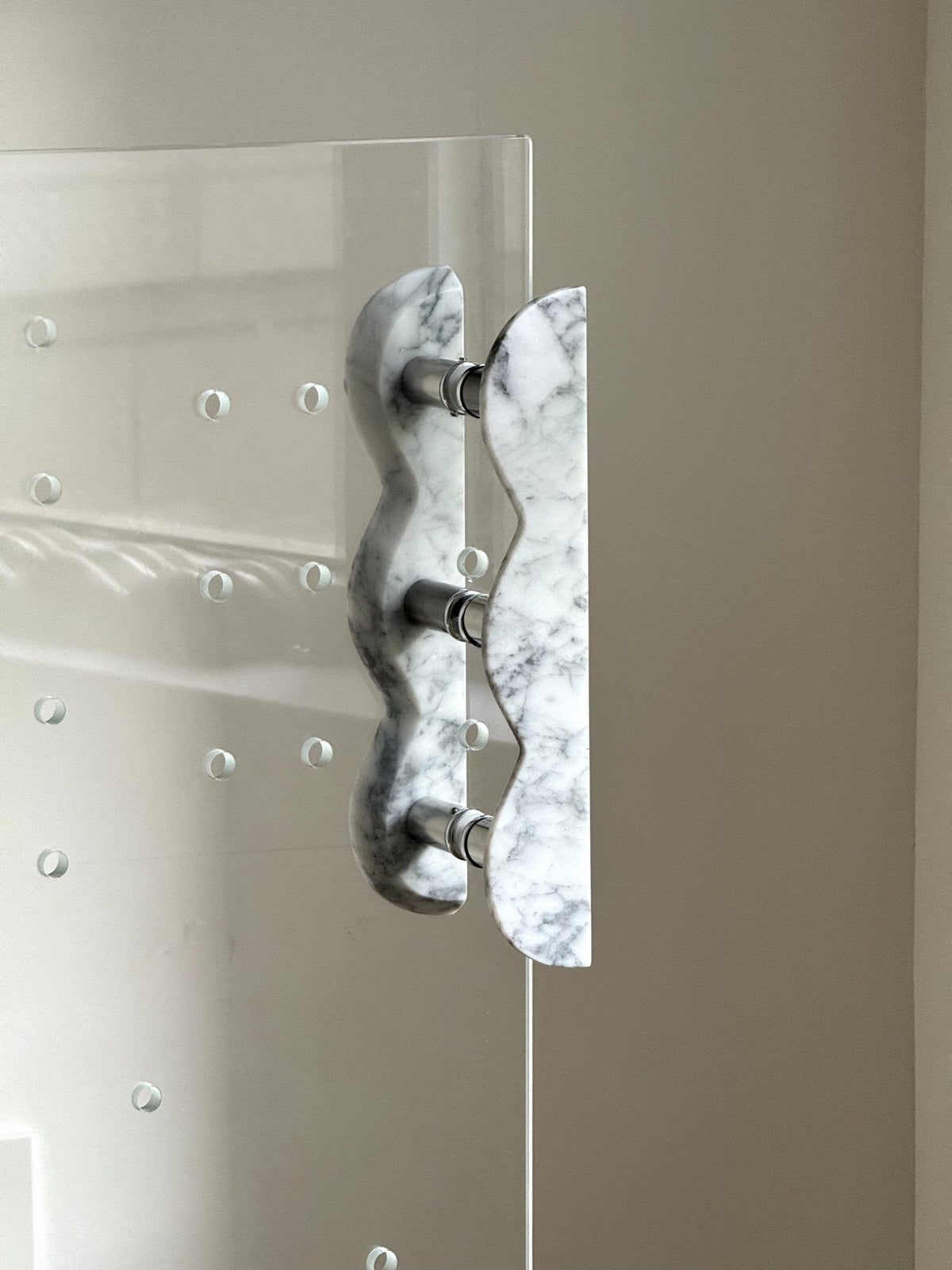 Sculptural Marble Twin-Curve Pull Handle for Cabinetry and Furniture