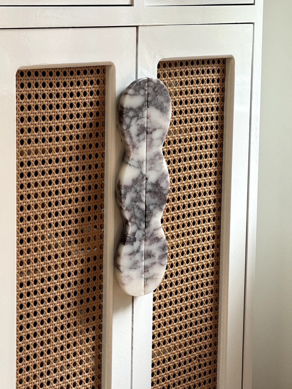 Sculptural Marble Twin-Curve Pull Handle for Cabinetry and Furniture