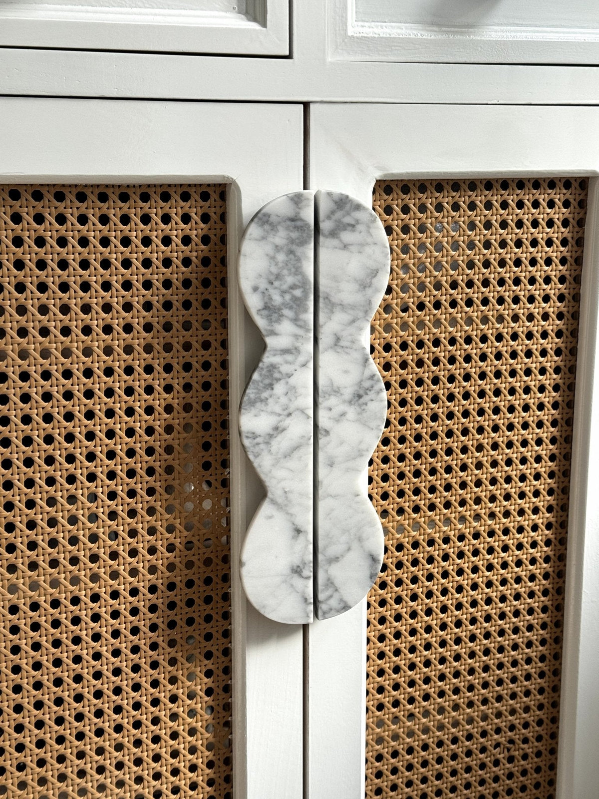 Sculptural Marble Twin-Curve Pull Handle for Cabinetry and Furniture