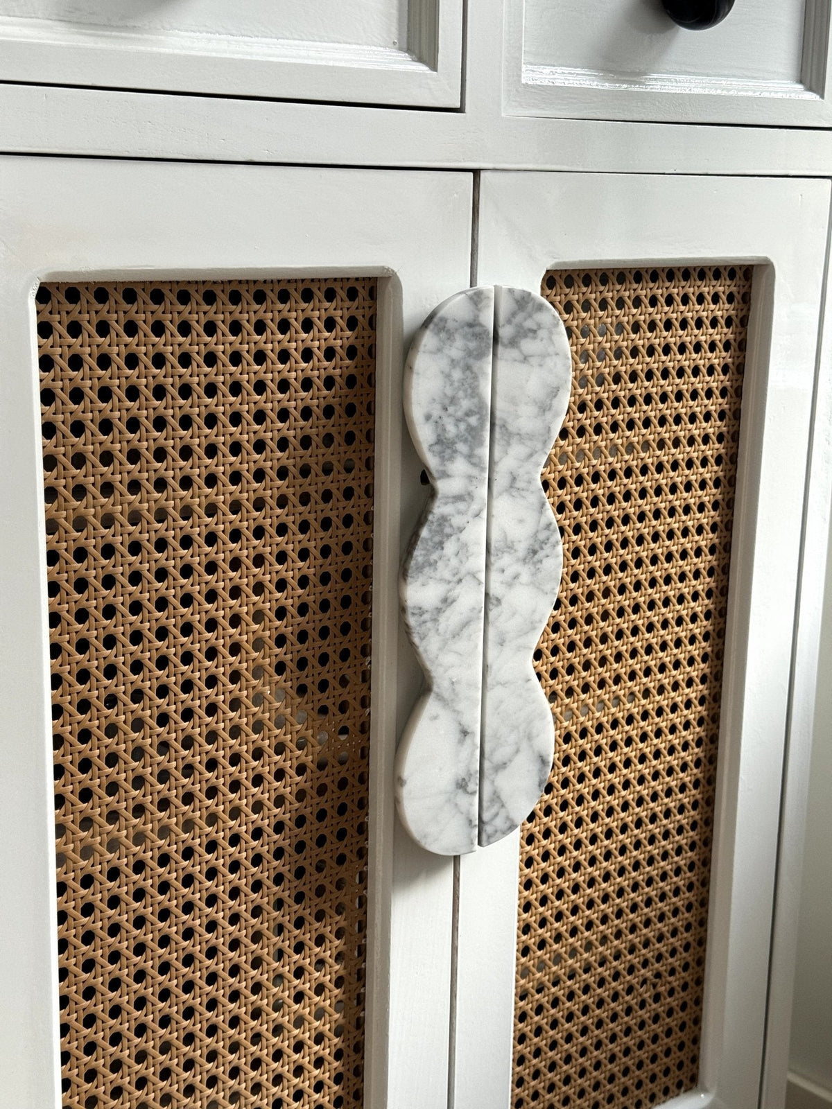 Sculptural Marble Twin-Curve Pull Handle for Cabinetry and Furniture