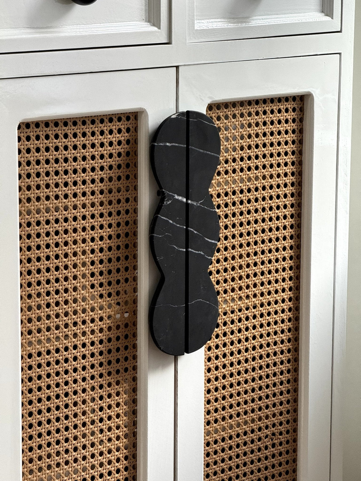 Sculptural Marble Twin-Curve Pull Handle for Cabinetry and Furniture