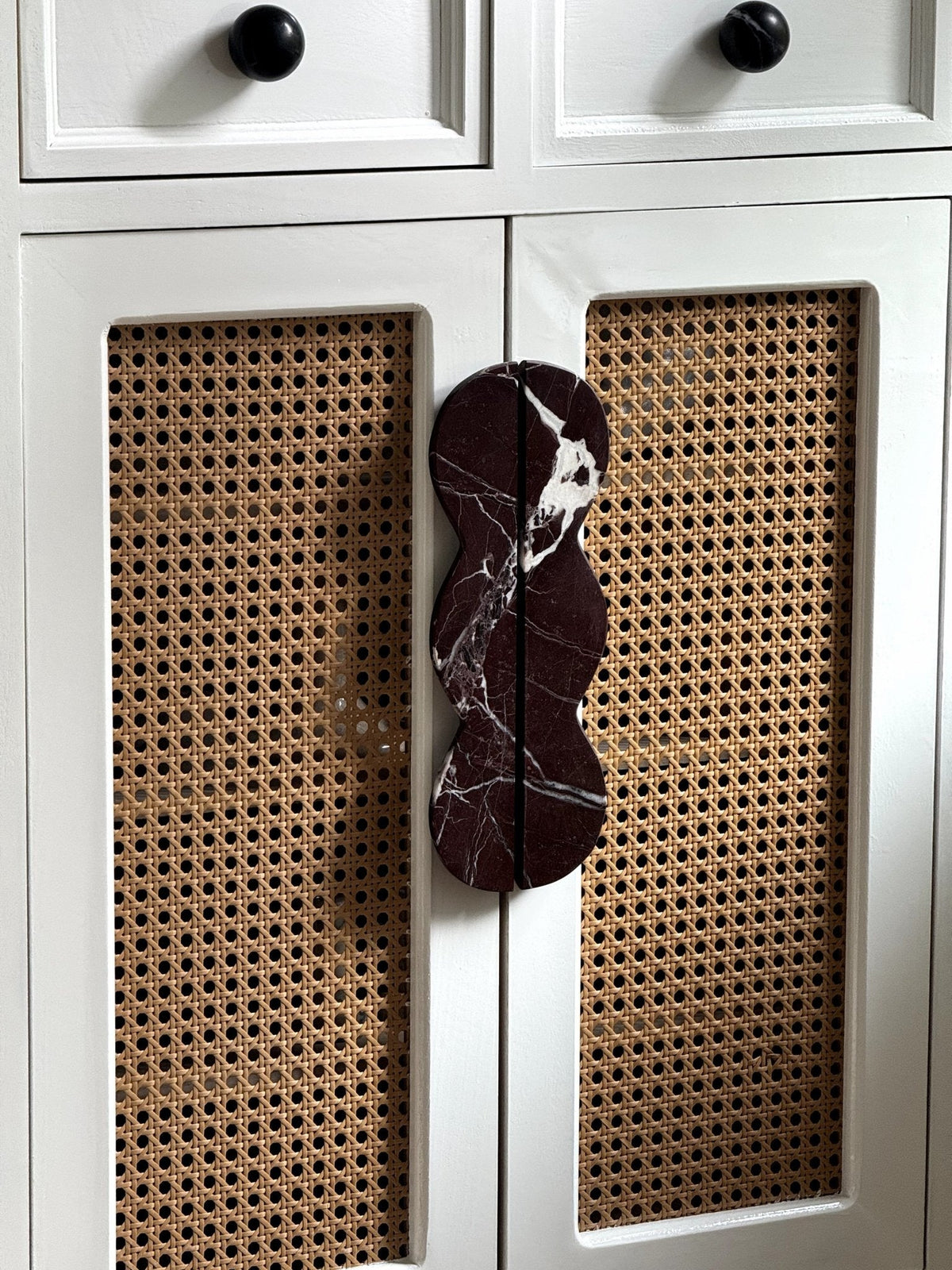 Sculptural Marble Twin-Curve Pull Handle for Cabinetry and Furniture