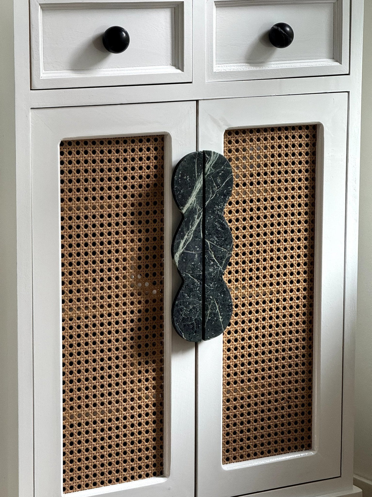 Sculptural Marble Twin-Curve Pull Handle for Cabinetry and Furniture