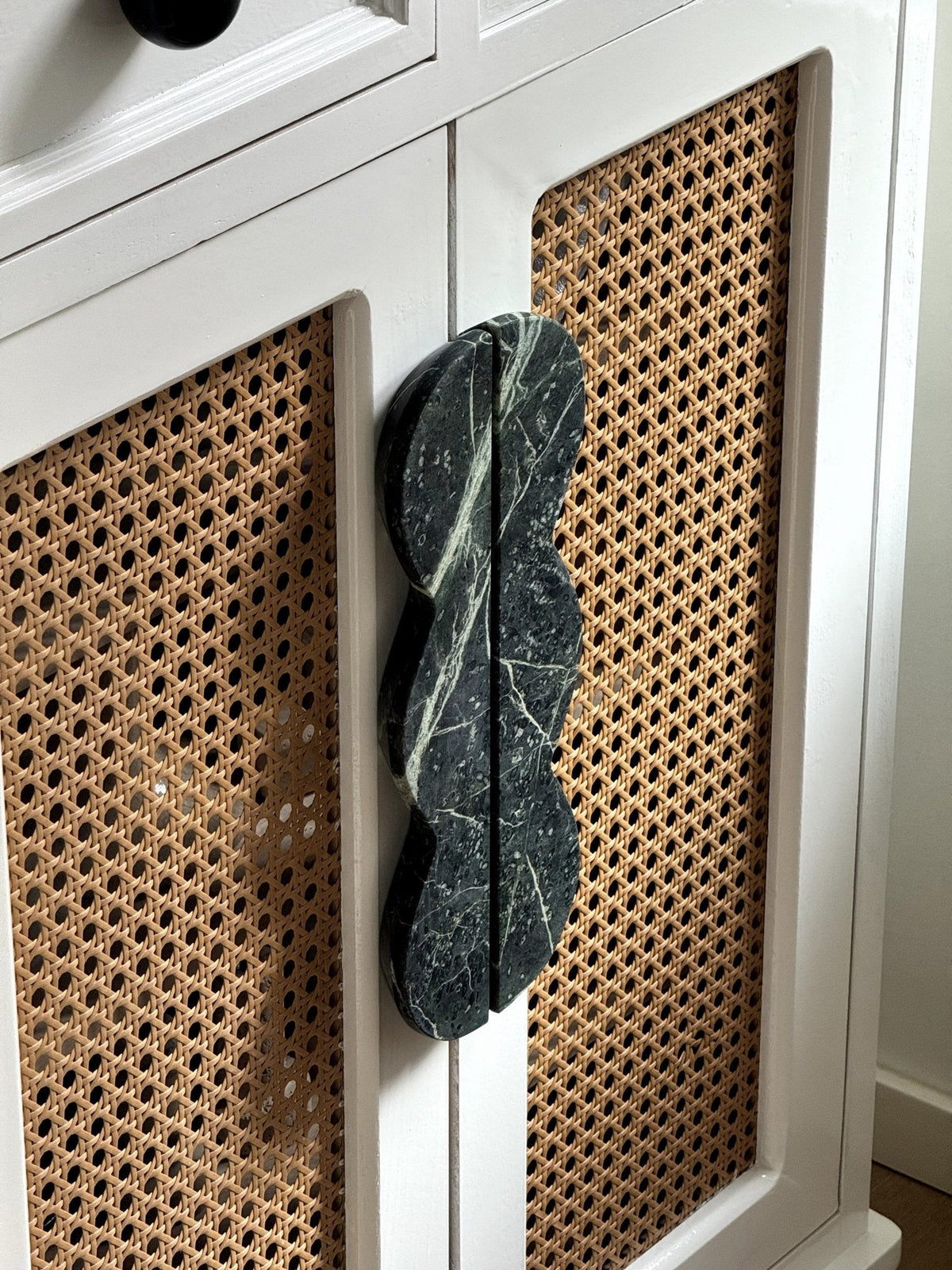 Sculptural Marble Twin-Curve Pull Handle for Cabinetry and Furniture