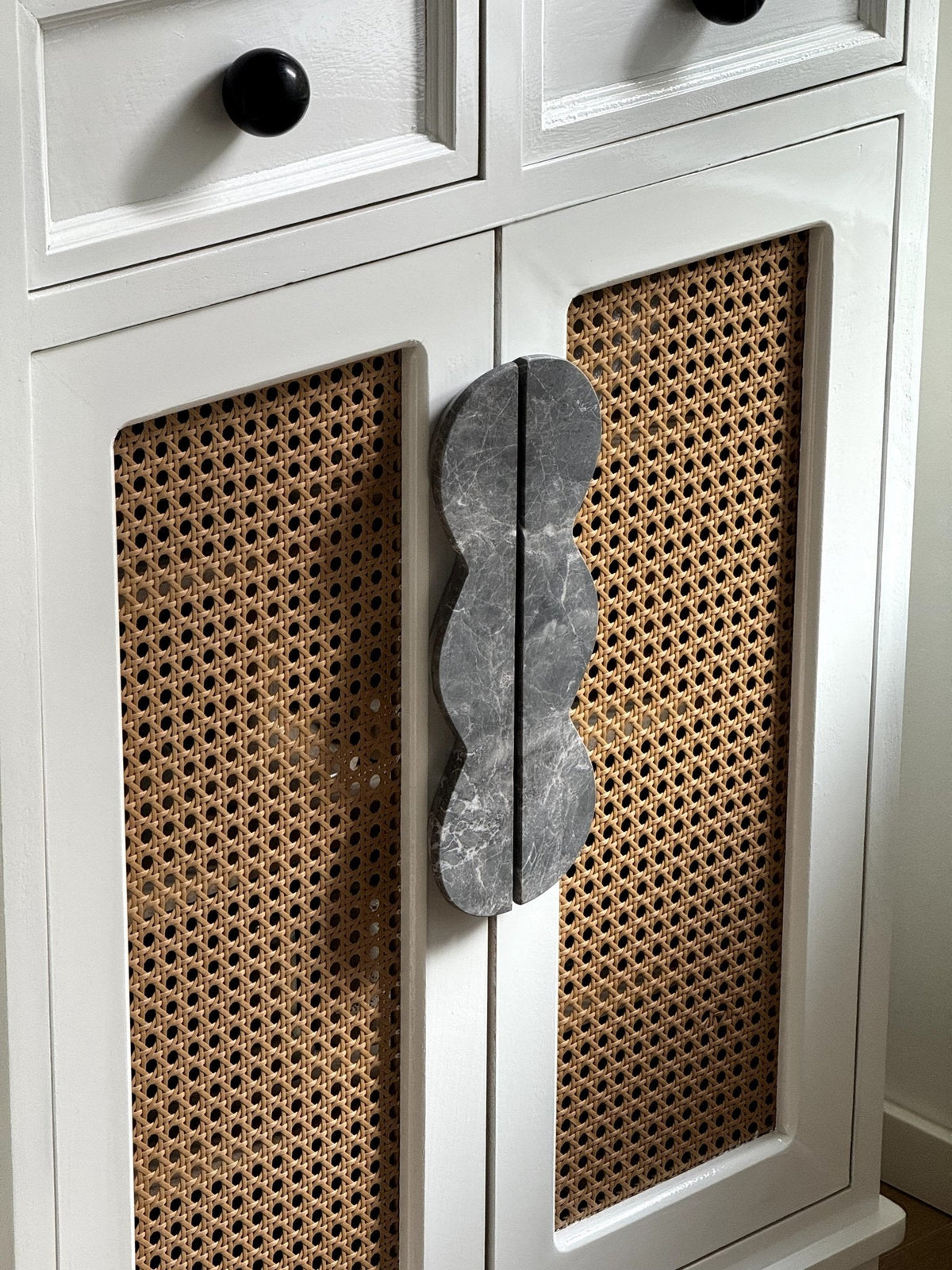 Sculptural Marble Twin-Curve Pull Handle for Cabinetry and Furniture