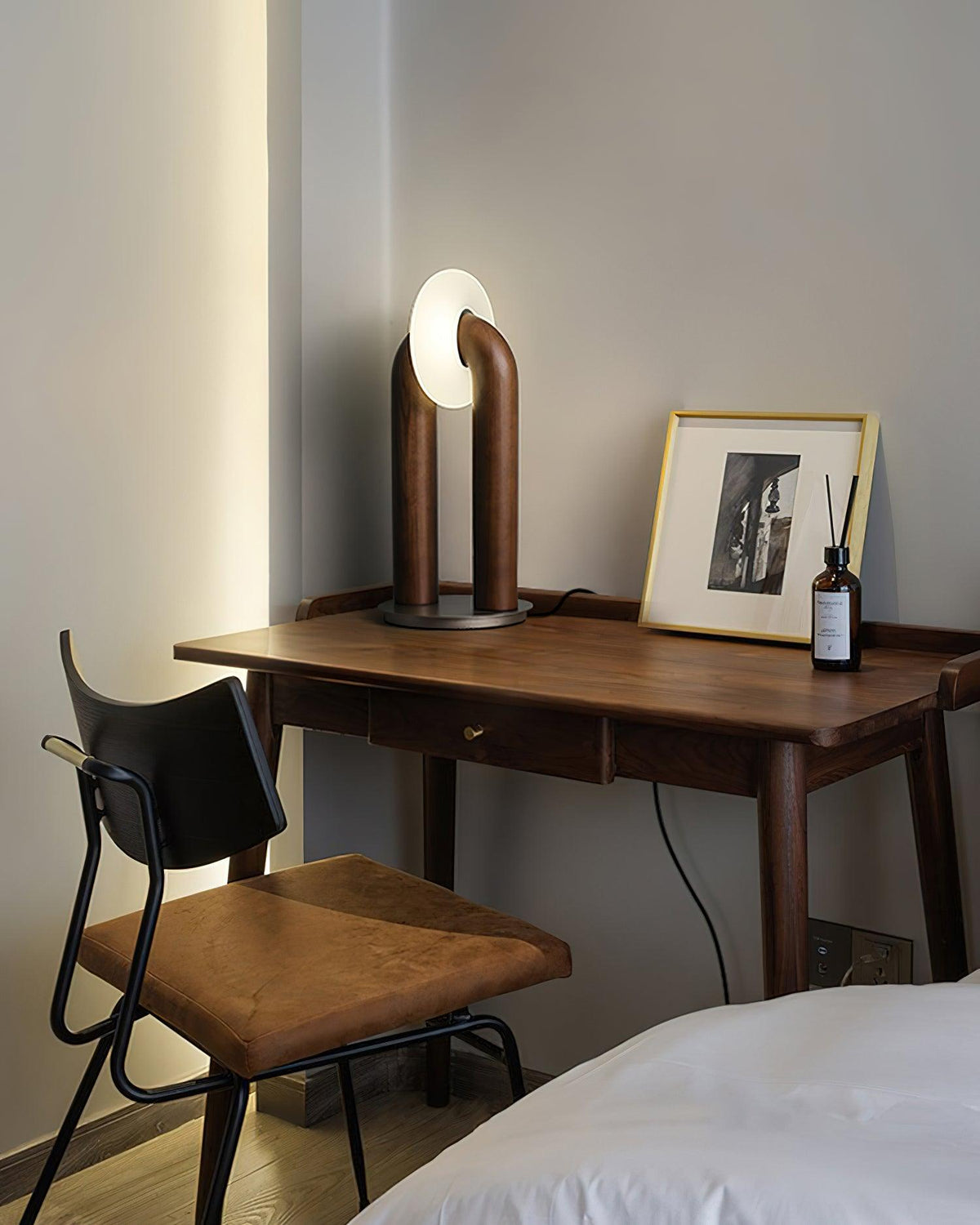 u-shaped-xuanguang-table-lamp