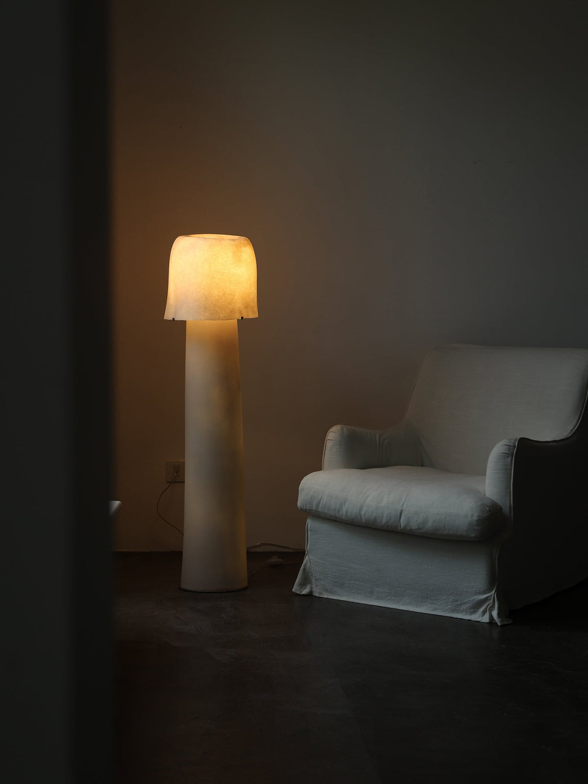 Vellum Sculptural Floor Lamp – Modern Artisan Lighting for Living Room & Bedroom