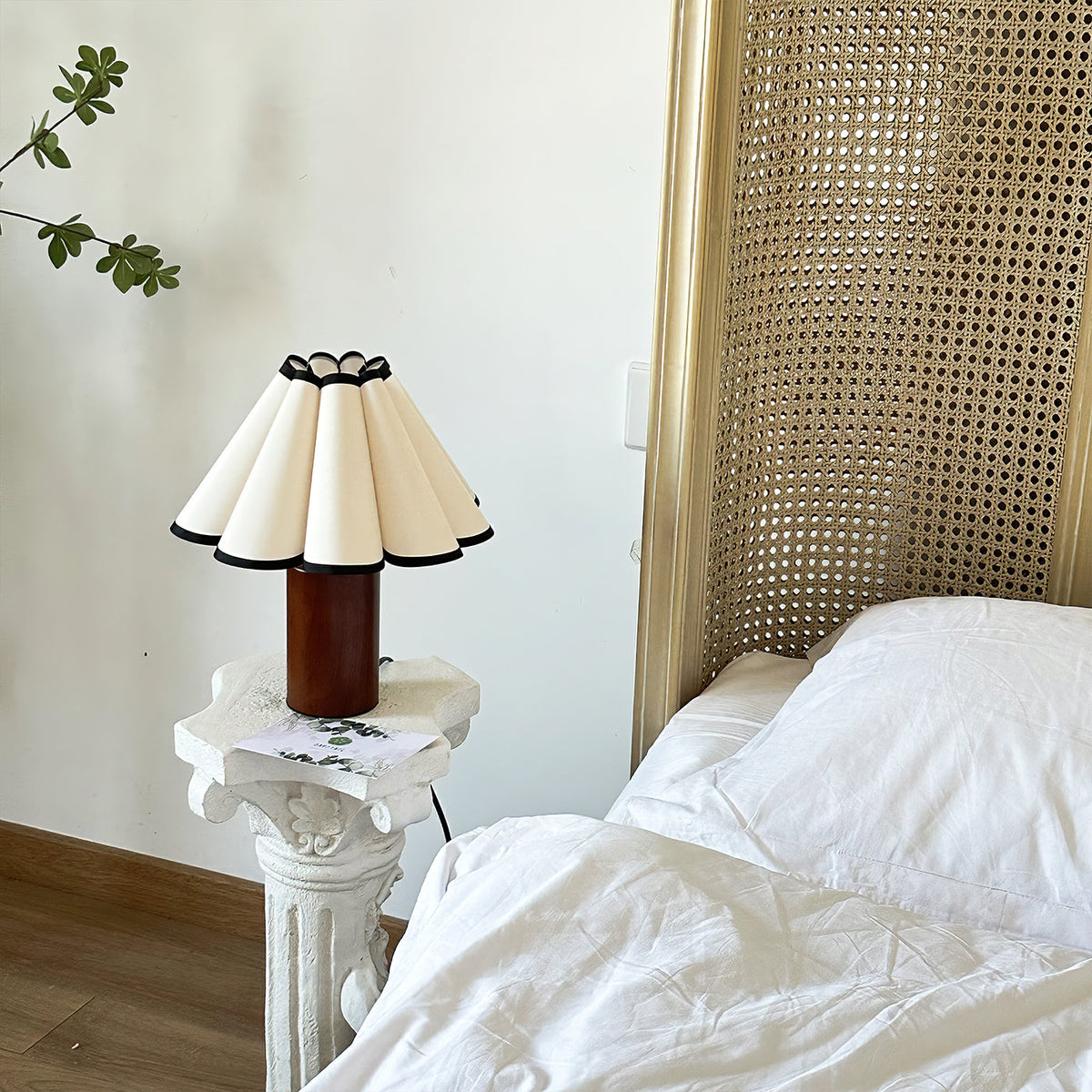 wooden-pillar-pleated-table-lamp