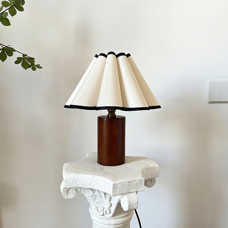 wooden-pillar-pleated-table-lamp