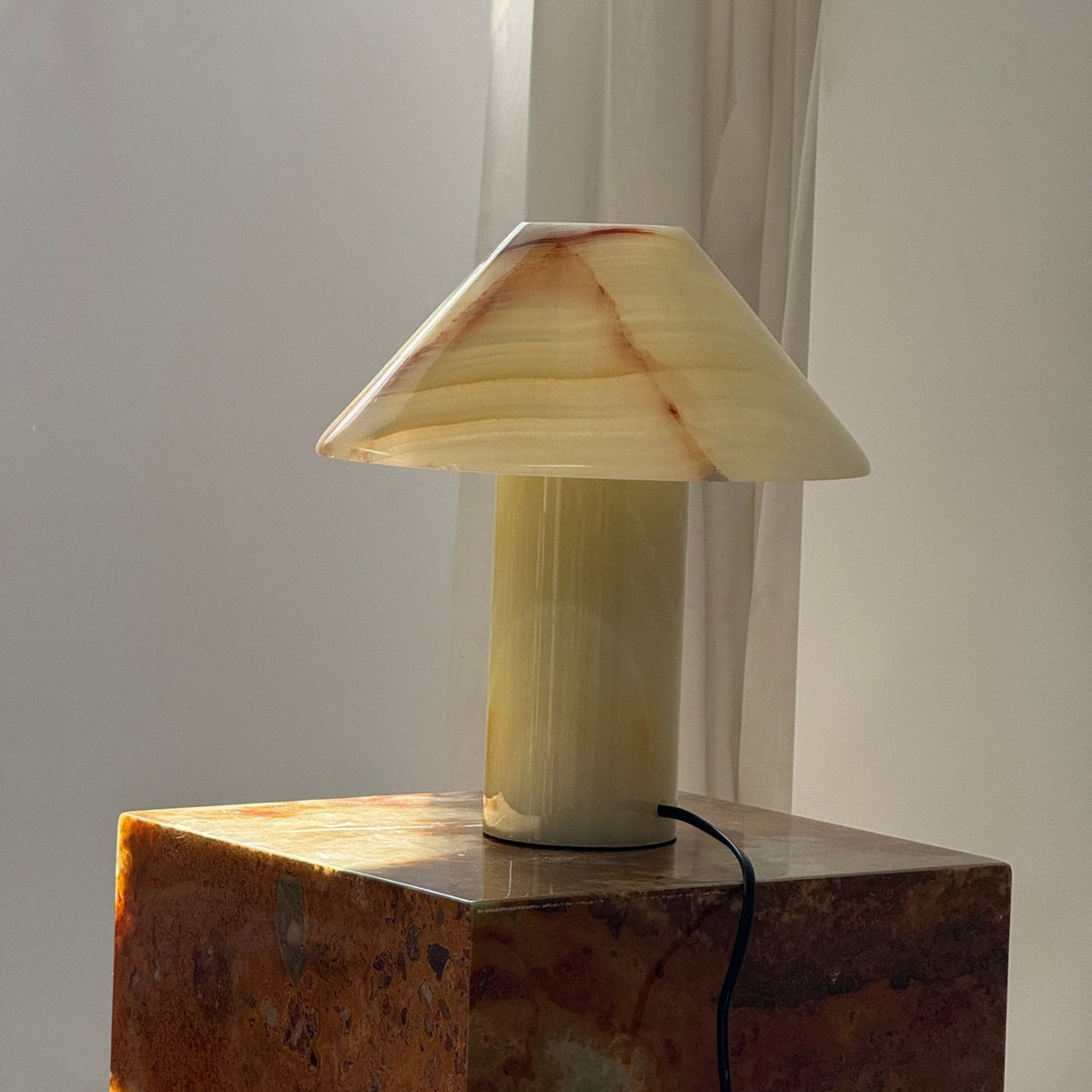 Marbelle Onyx Table Lamp – Hand-Carved Natural Stone Bedside Light