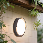 Minimalist Outdoor Wall Sconce in Black – Waterproof LED for Modern Facades