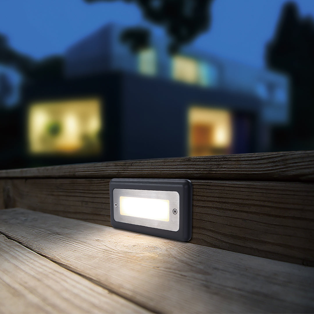 Recessed Step Light in Minimalist Aluminum for Architectural Outdoor Spaces