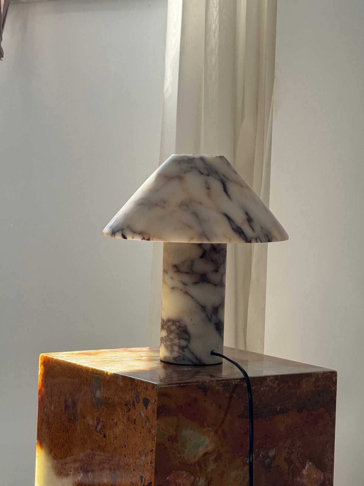 Marbelle Onyx Table Lamp – Hand-Carved Natural Stone Bedside Light