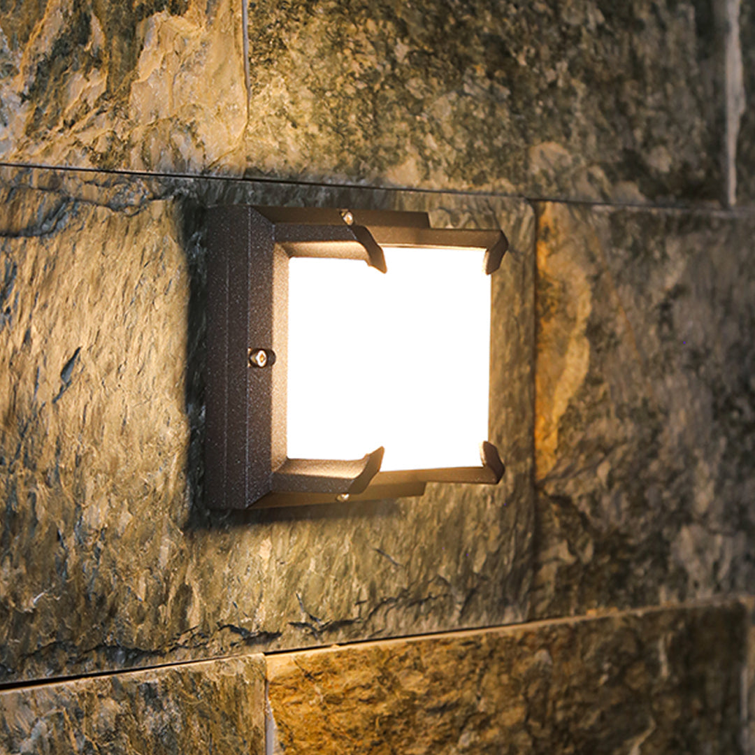 Modern Outdoor Wall Sconce in Black Die-Cast Aluminum
