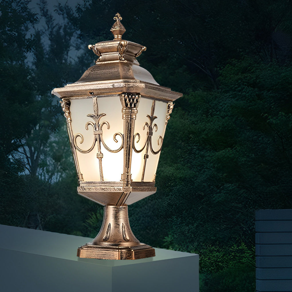 Solar-Powered Retro Post Light in Die-Cast Aluminum for Garden Paths