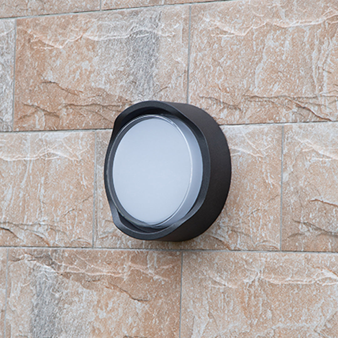 Minimalist Outdoor Wall Sconce in Black – Waterproof LED for Modern Facades