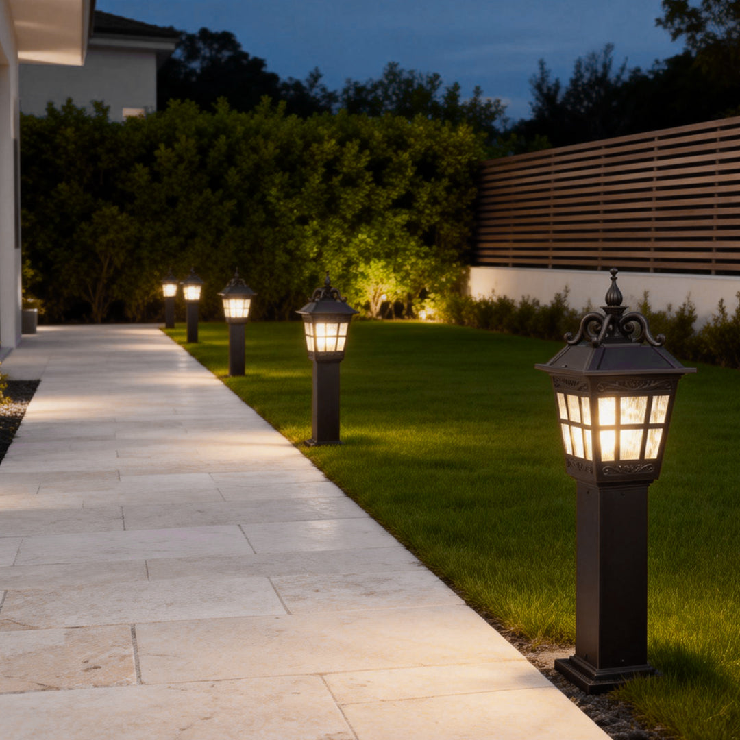 European-Style Cast Aluminum Outdoor Post Light with Clear Glass Shade
