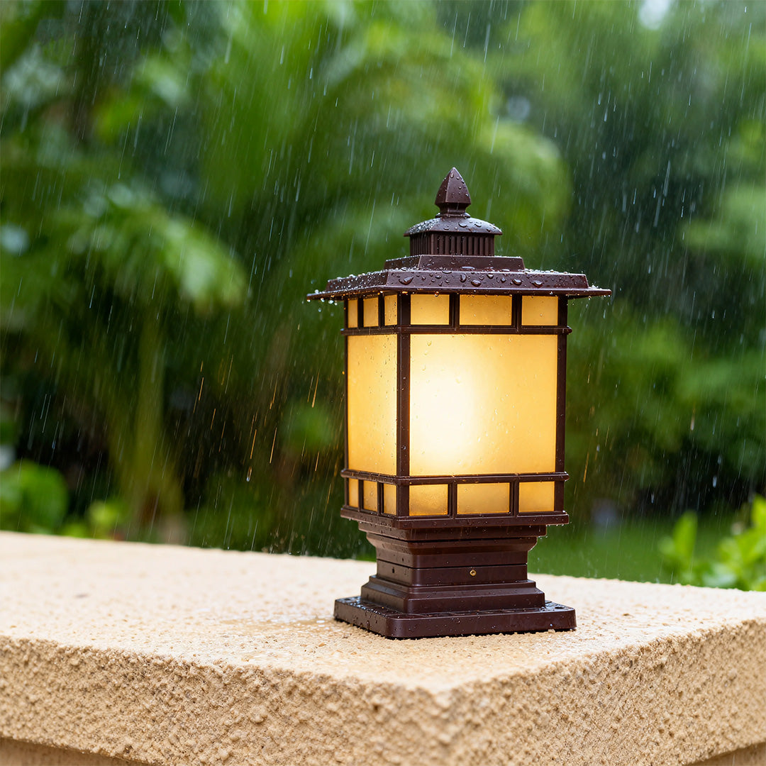 Vintage Outdoor Post Light with Aluminum Body and Glass Shade