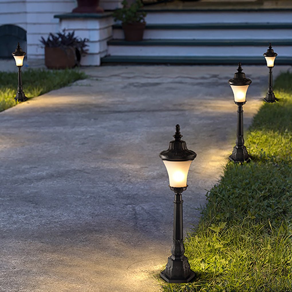Retro Outdoor Post Light – Vintage High Pole Garden Lamp in Black