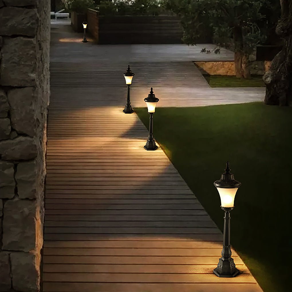 Retro Outdoor Post Light – Vintage High Pole Garden Lamp in Black