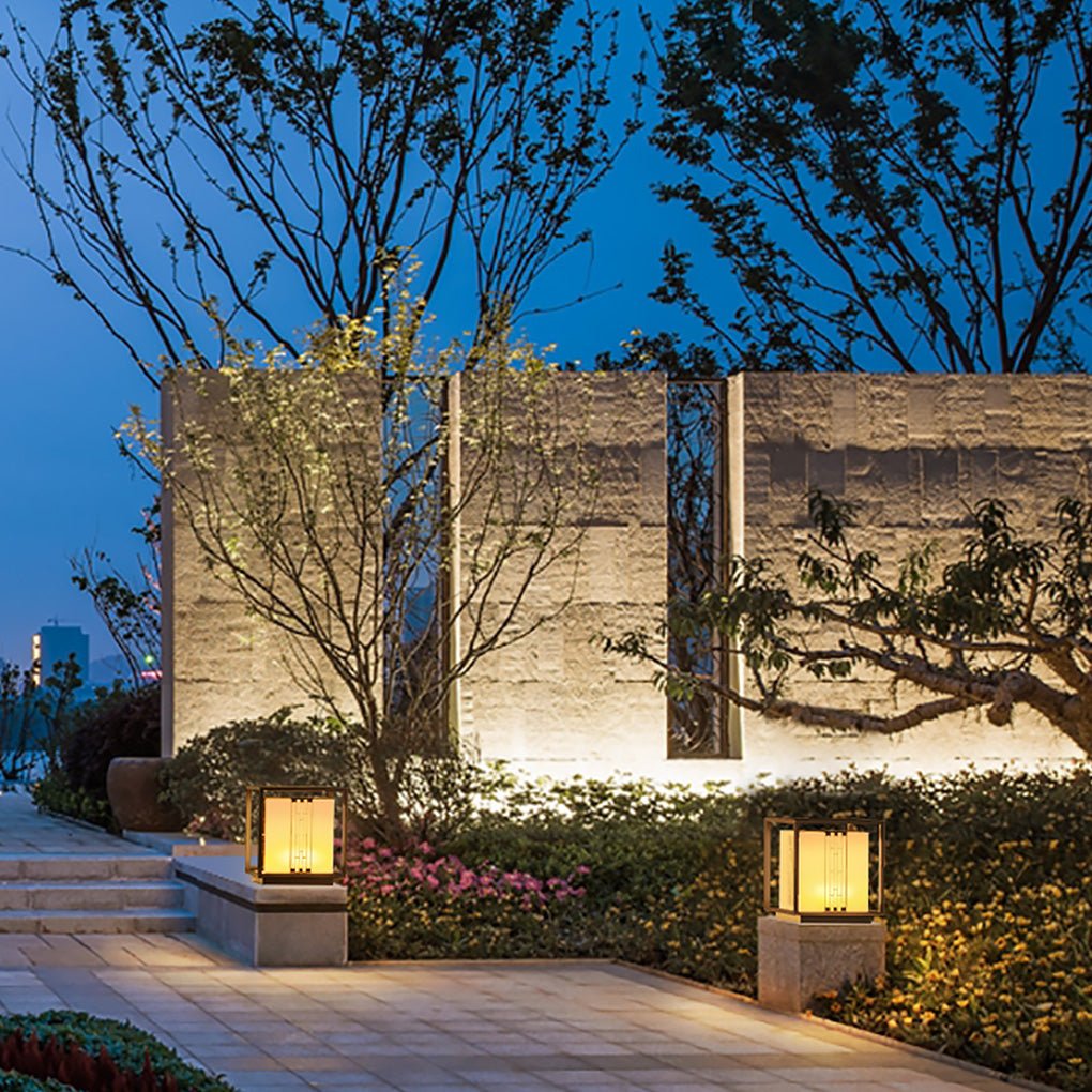 Retro Outdoor Garden Lamp with Refined Line Design